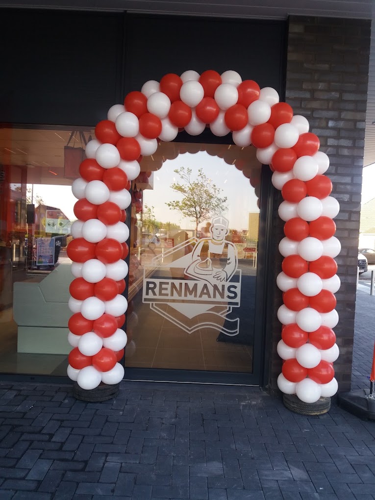 Rode en witte ballonboog bij een bedrijf