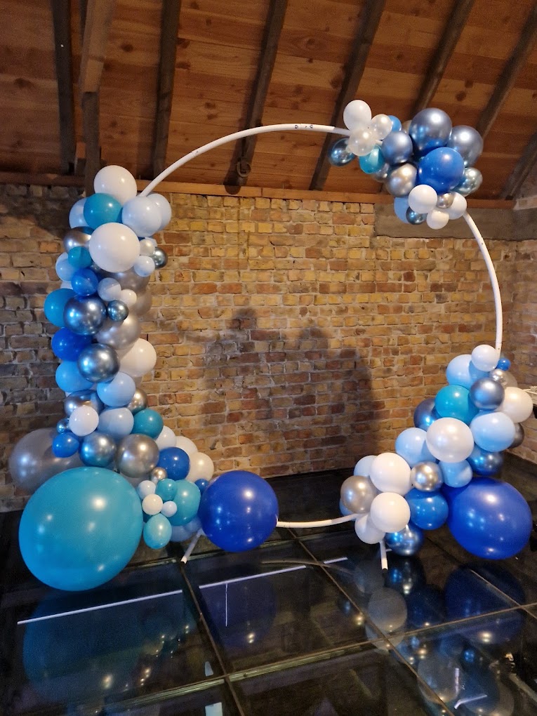 Blauwe organic balloon decoratie