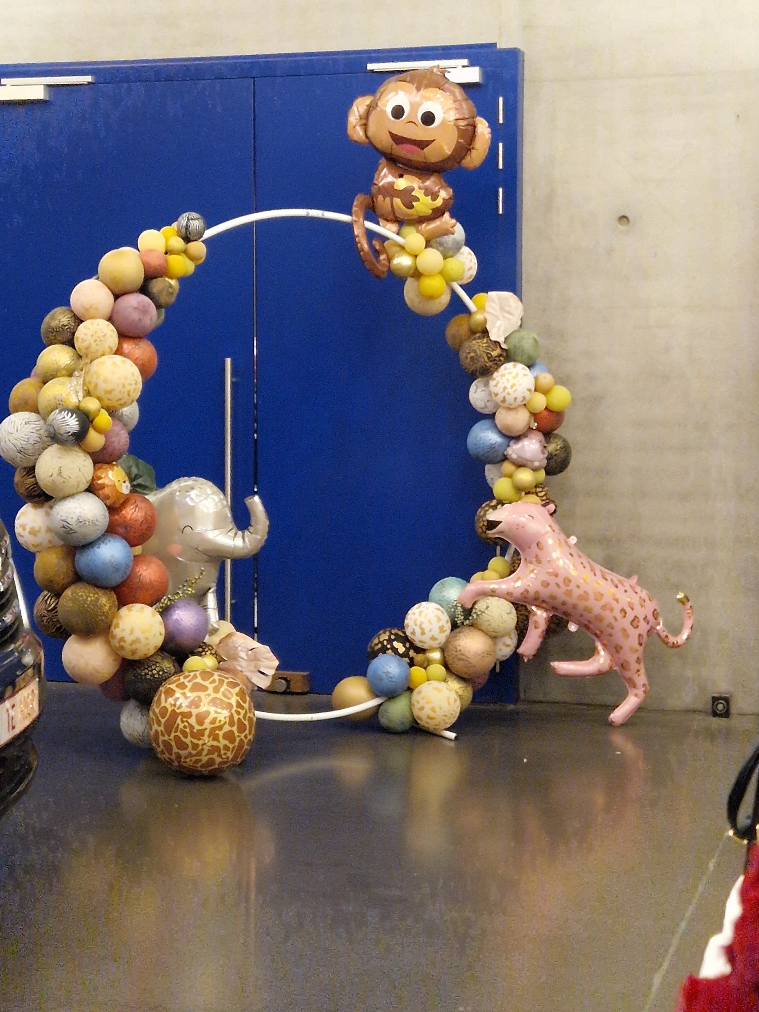 Organic balloon decoratie in safari thema